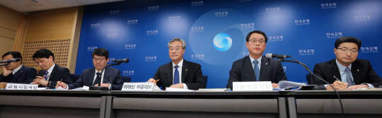 허재성 한국은행 부총재보(왼쪽 네번째), 조정환 금융안정국장, 신호순 금융시장국장 등 관계자들이 22일 서울 한국은행 기자실에서 열린 금융안정보고서 설명회에서 세부내용을 설명하고 있다.  연합뉴스